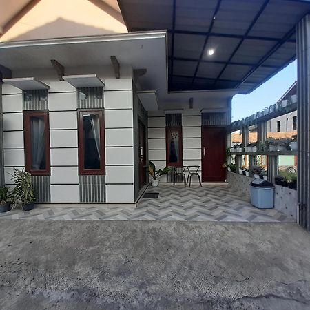 Widodaren Homestay Probolinggo Eksteriør billede